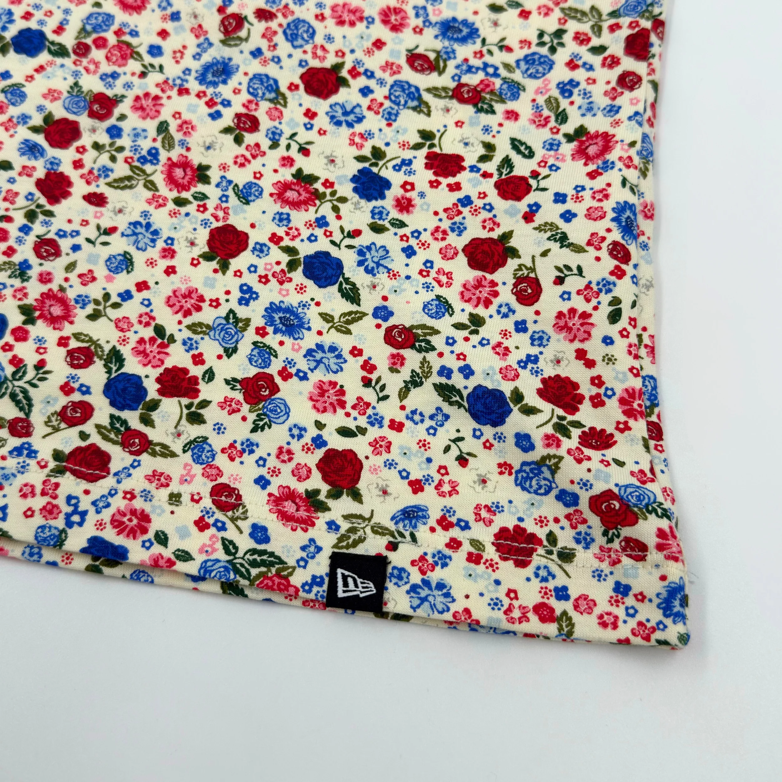 Women's New Era Buffalo Bills Floral Cropped T-Shirt - Image 5